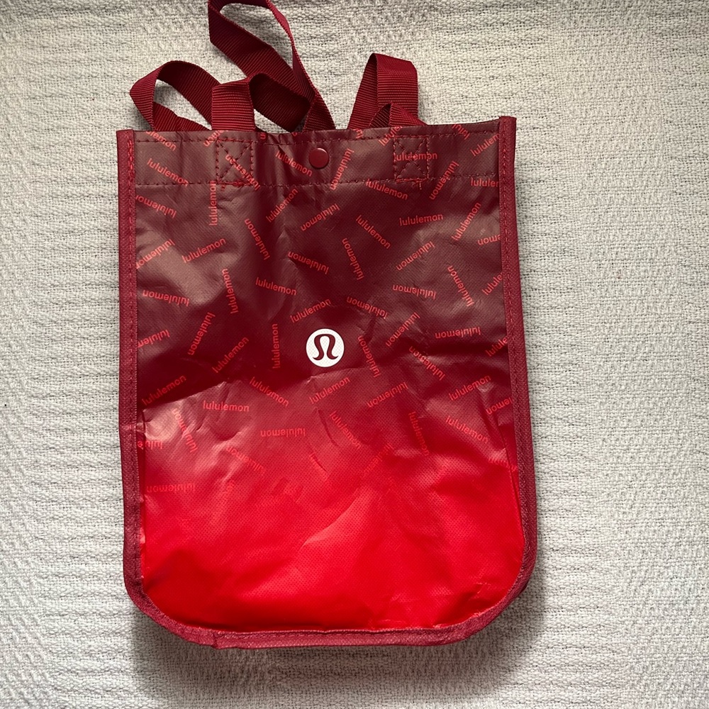 Im selling a lulu lemon bag.